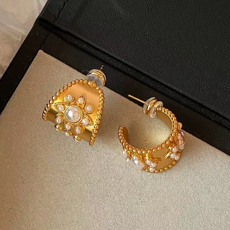 Relief pearl retro earrings