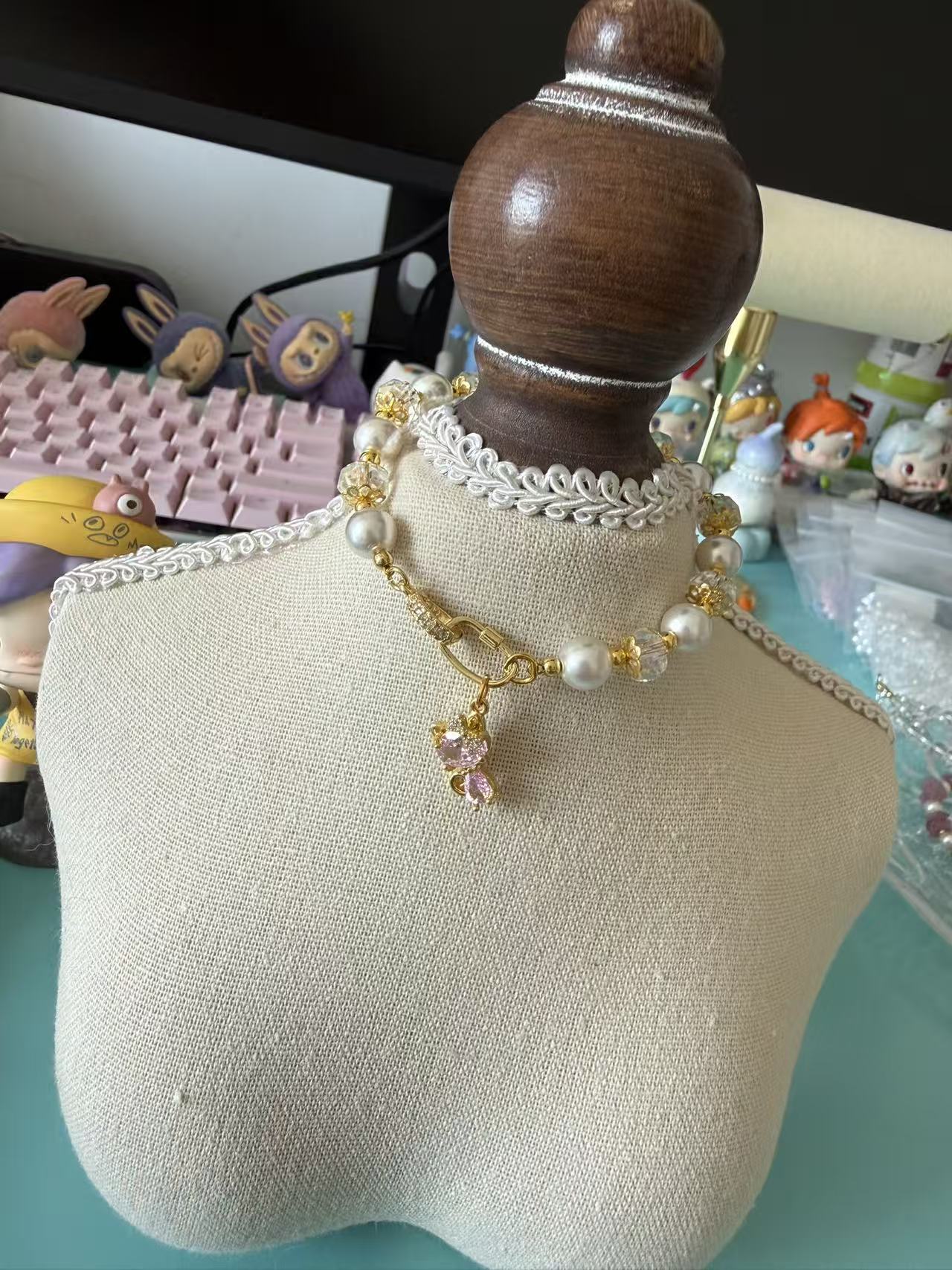 Lustrous Faux Pearl & Cut Crystal Beaded Bracelet, Pink CZ Kitty Charm Bracelet, Dainty Gold-Tone Kawaii Jewelry for Women B302