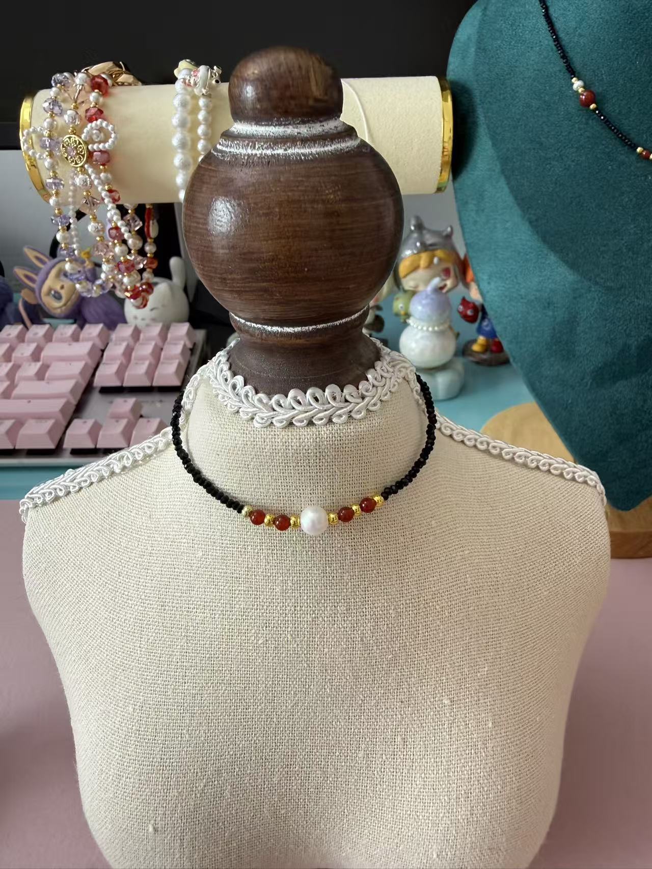 Sparkling Black Faceted Crystal Bracelet with Red Agate & Pearl | Adjustable Gold Plated Women’s Bracelet B340