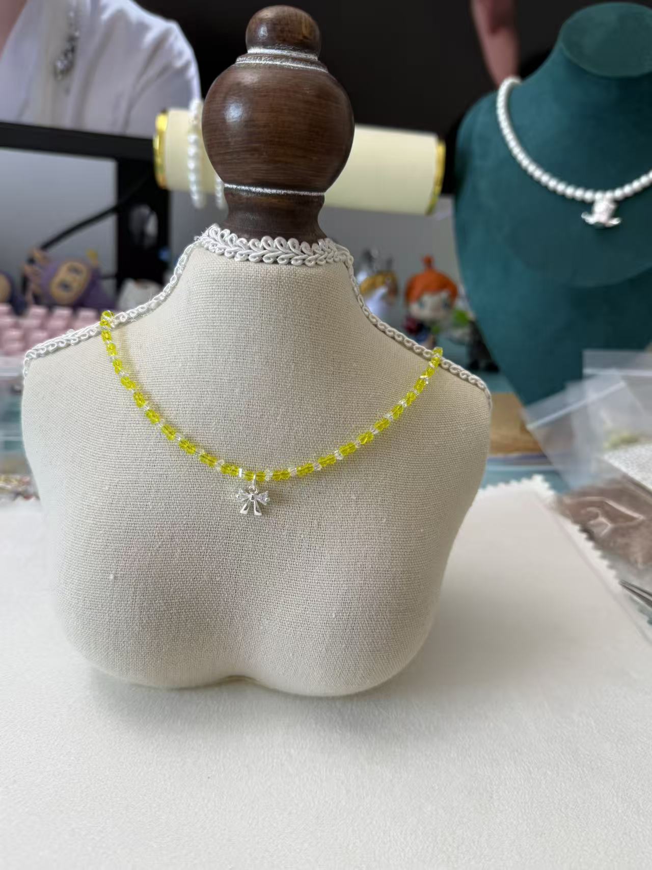 Lime Green Faceted Crystal Beaded Necklace with Silver Bow Charm | Adjustable Choker 内3