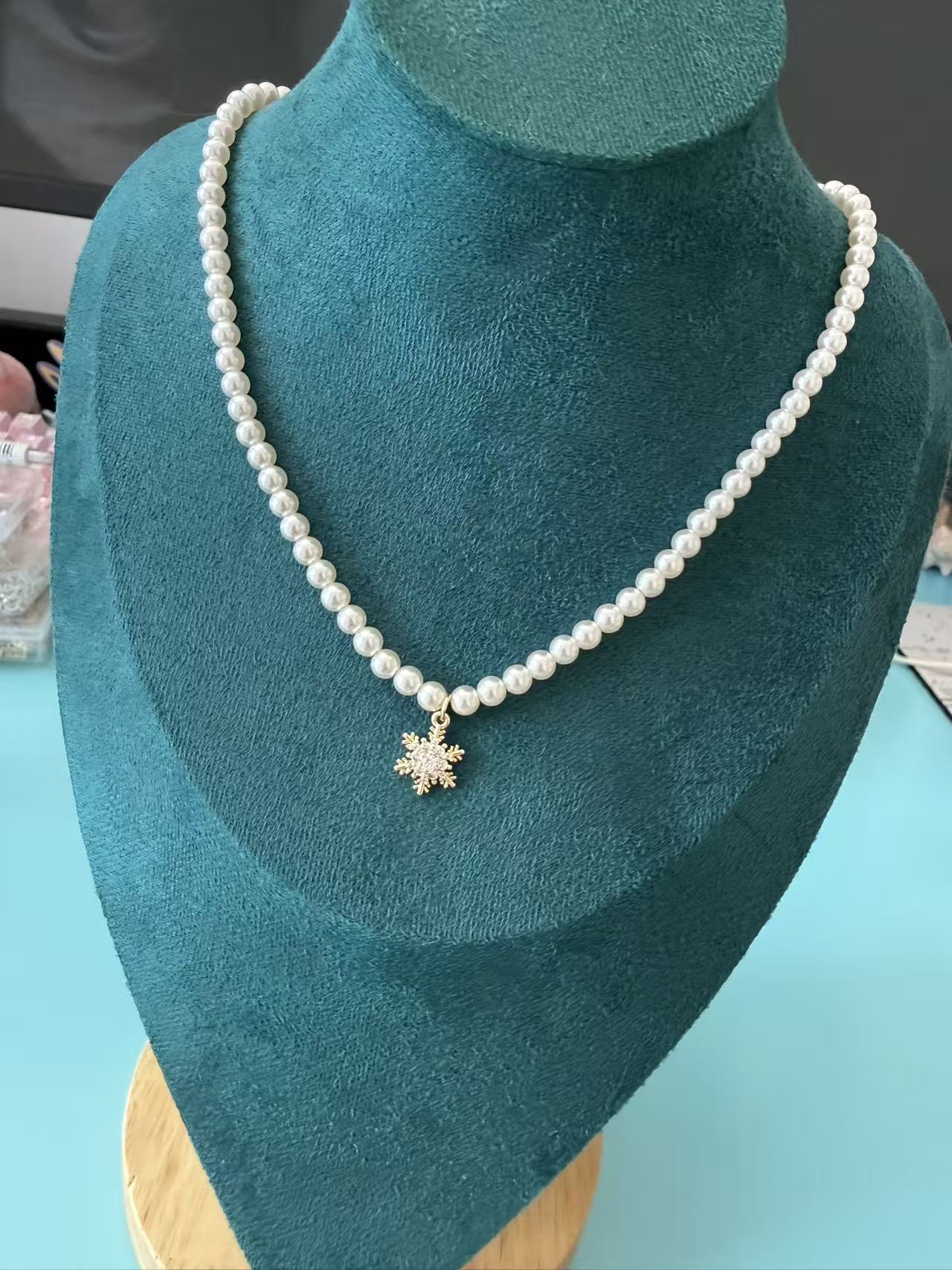 Imitation Pearl Necklace with Sparkling Snowflake Pendant | Gold Plated Choker N47