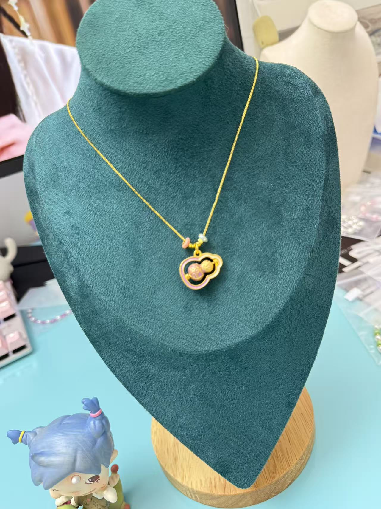 Gold Plated Box Chain Necklace with Rotating Gourd Pendant | Adjustable Choker N57