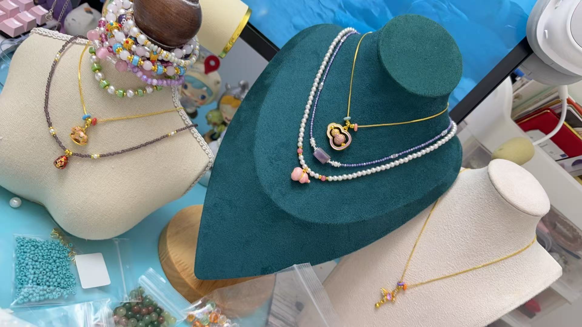 Gold Plated Box Chain Necklace with Rotating Gourd Pendant | Adjustable Choker N57