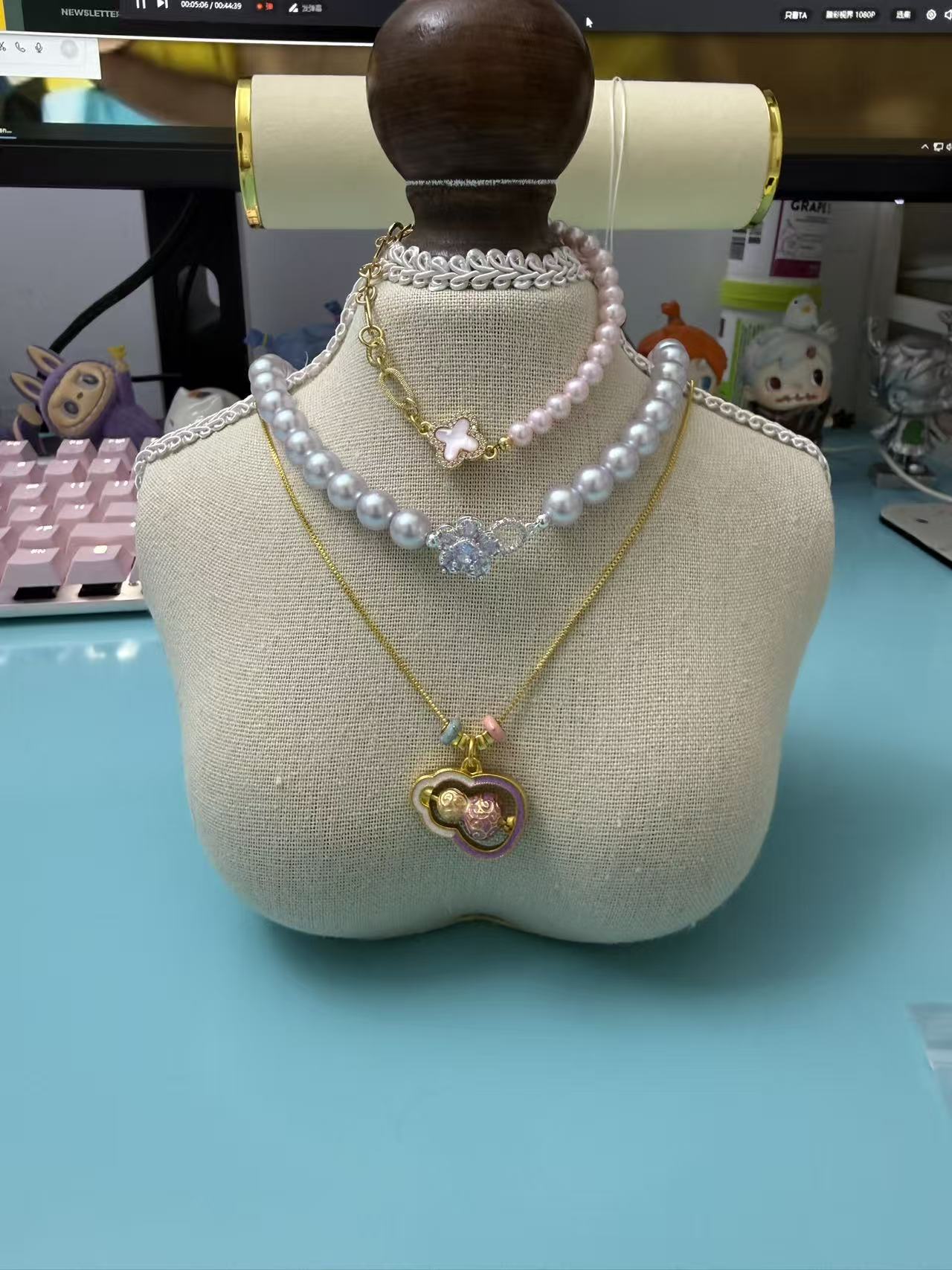 Gold Plated Box Chain Necklace with Rotating Gourd Pendant | Adjustable Choker N57