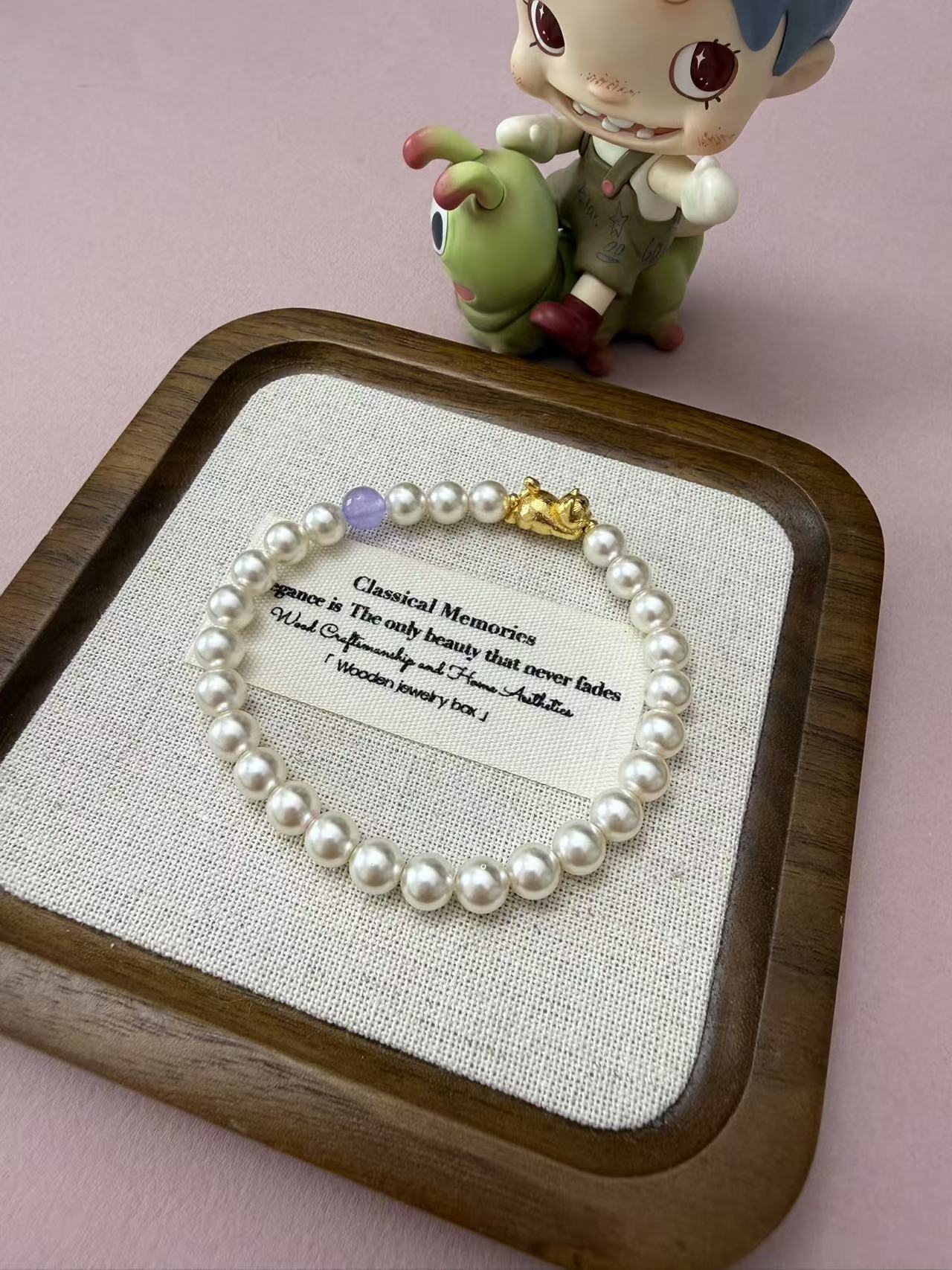 Faux Pearl Beaded Bracelet with Gold-Plated Cat Charm & Purple Stone Accent B333