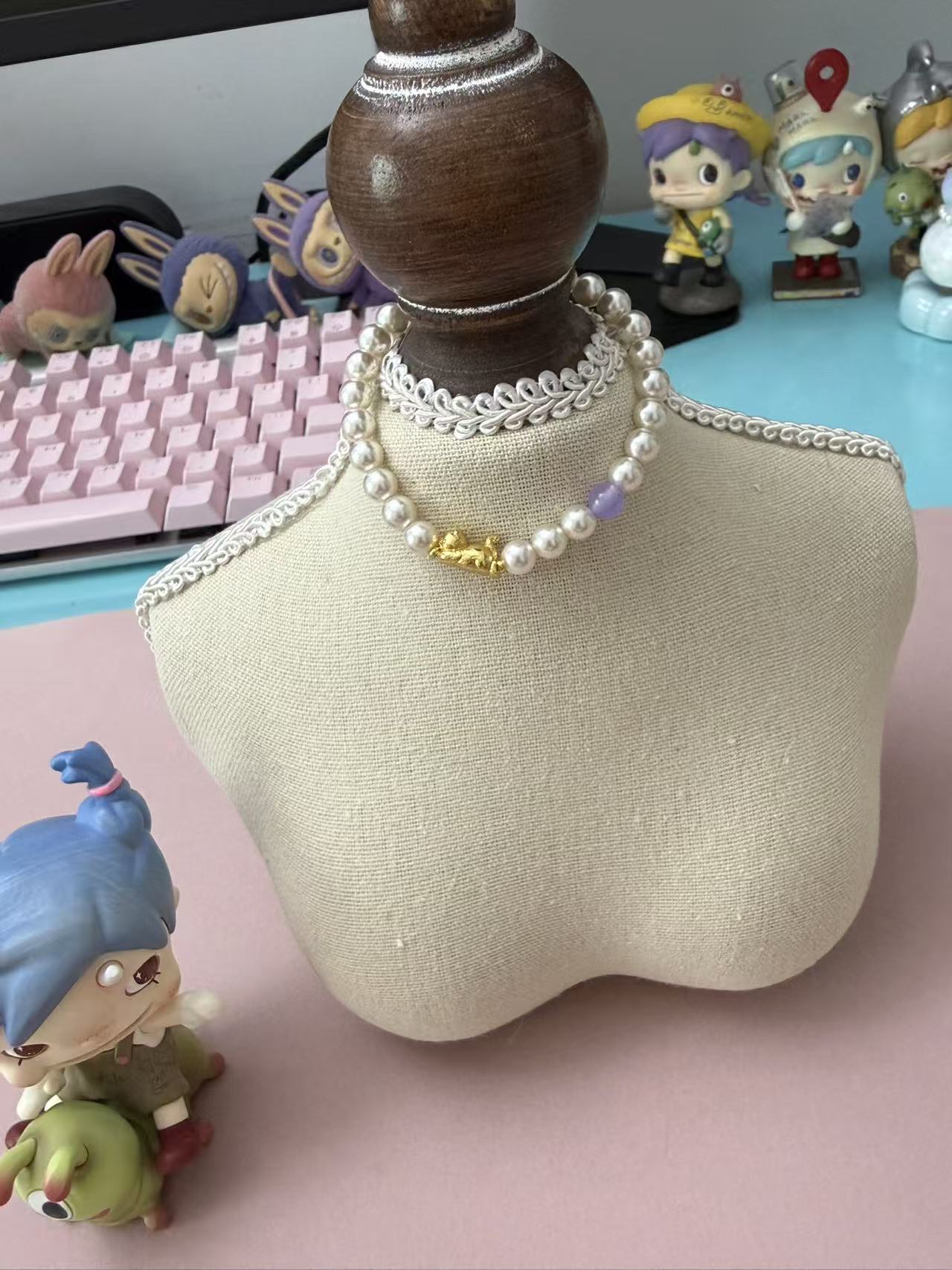 Faux Pearl Beaded Bracelet with Gold-Plated Cat Charm & Purple Stone Accent B333
