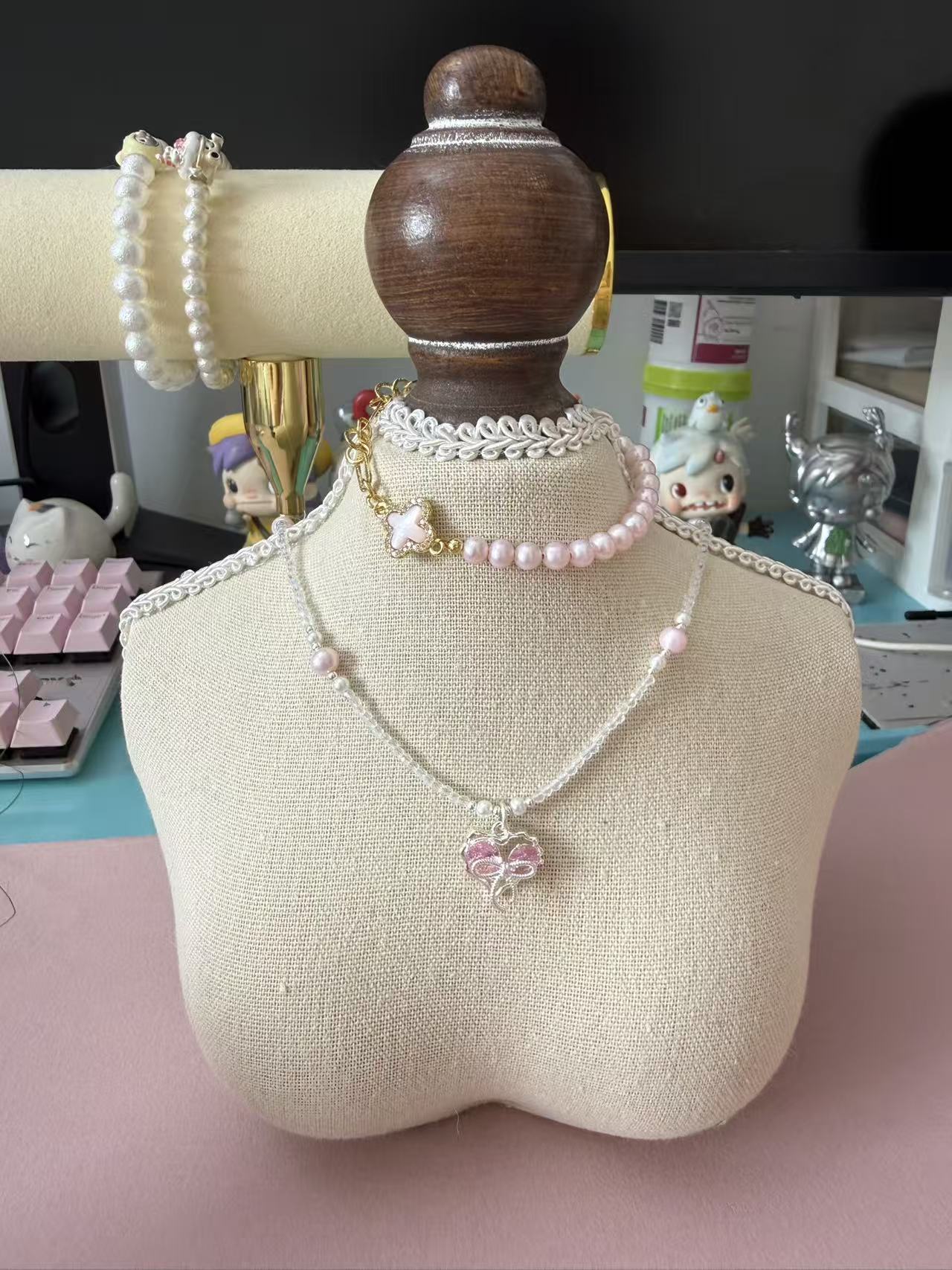 Pink Akoya-Style Natural Pearl Bracelet with Gold Plated Chain & Mother of Pearl Clover Charm, Magnetic Clasp B344