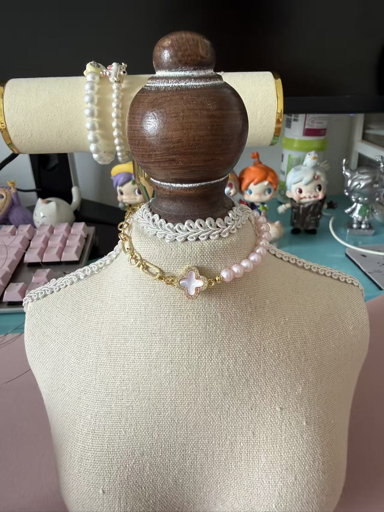 Pink Akoya-Style Natural Pearl Bracelet with Gold Plated Chain & Mother of Pearl Clover Charm, Magnetic Clasp B344