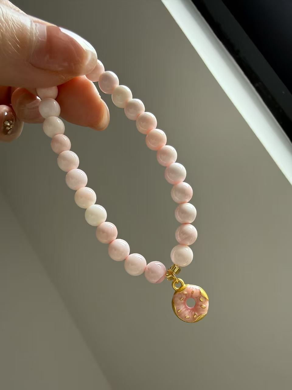 Pink Queen Conch Shell Beaded Bracelet with Gold Donut Charm - Dainty Sweet Jewelry for Women B43