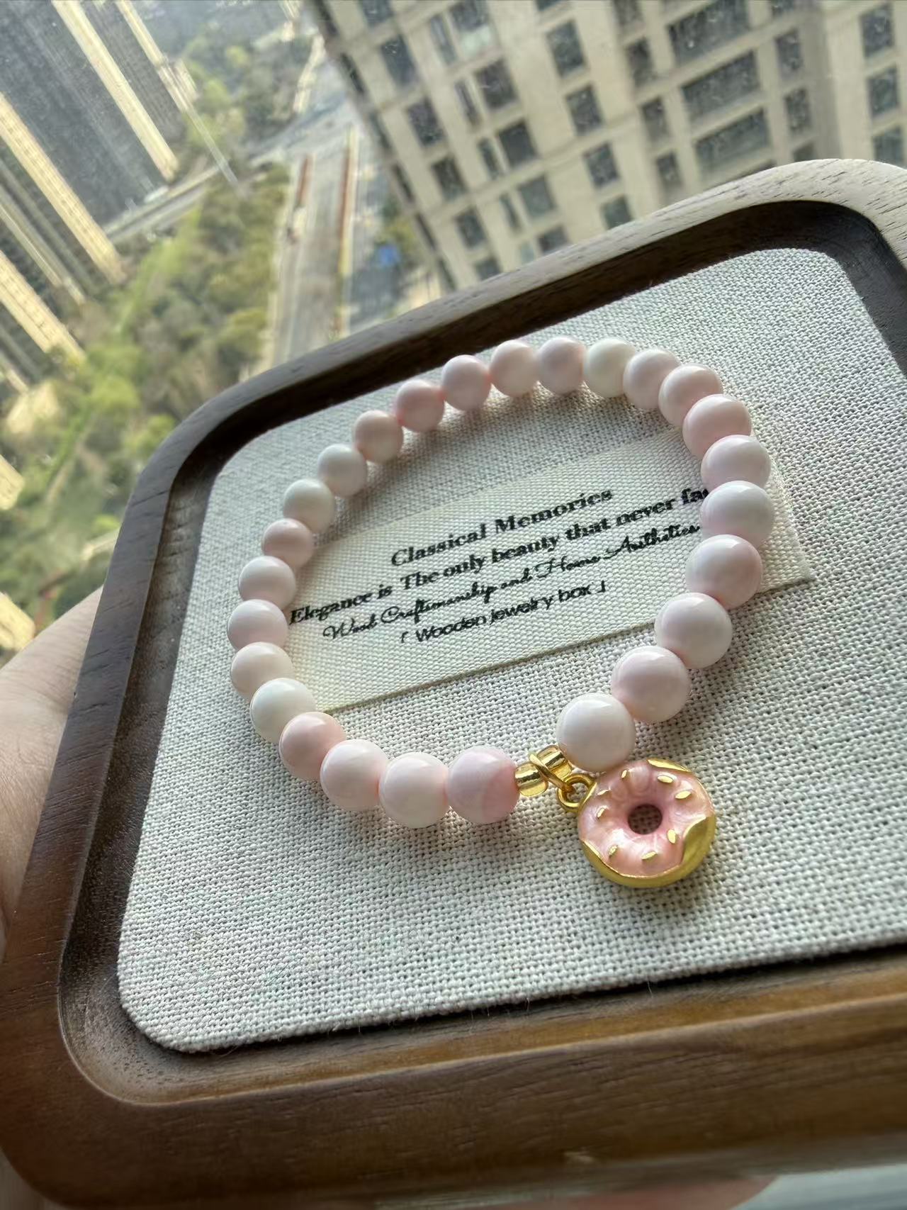 Pink Queen Conch Shell Beaded Bracelet with Gold Donut Charm - Dainty Sweet Jewelry for Women B43