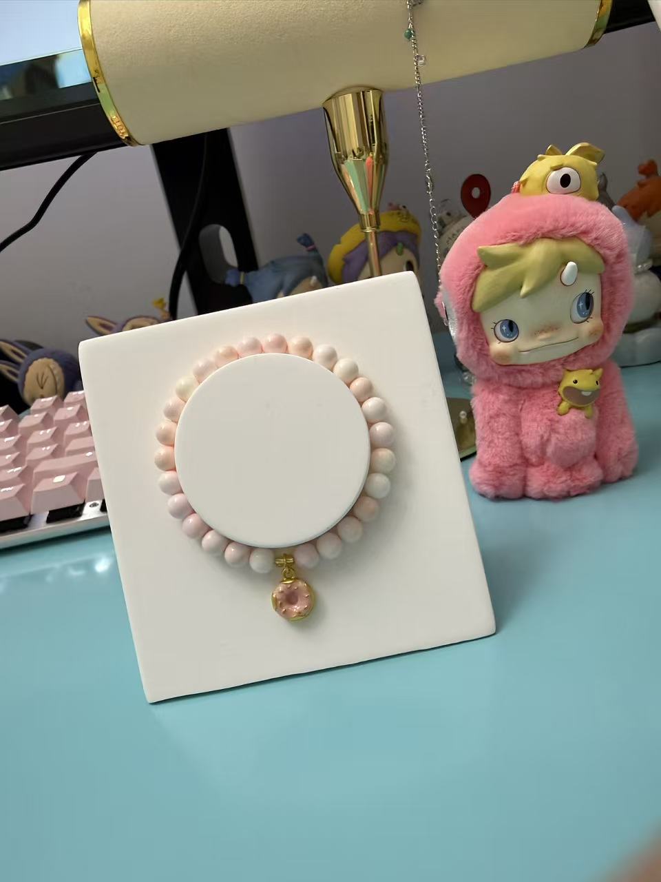 Pink Queen Conch Shell Beaded Bracelet with Gold Donut Charm - Dainty Sweet Jewelry for Women B43